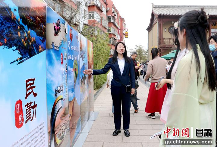 3月下旬，民勤縣在天水啟漢樓廣場舉行推介會，宣傳本地旅游資源和農特優產品。圖為工作人員向游客介紹民勤自然風光、歷史文化。馬愛彬 攝