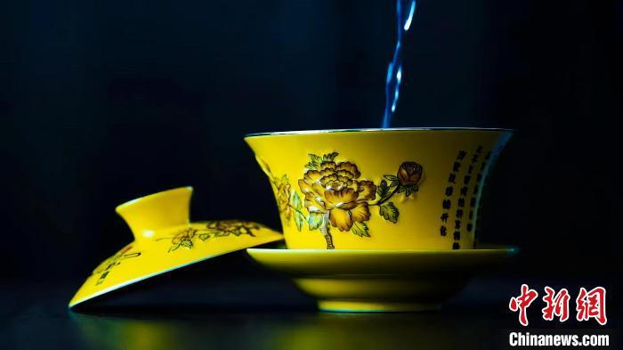 2023年5月,拍攝的臨夏特色茶飲——蓋碗茶。(資料圖)臨夏市融媒體中心供圖 2023年5月,拍攝的臨夏特色茶飲——蓋碗茶。(資料圖)臨夏市融媒體中心供圖