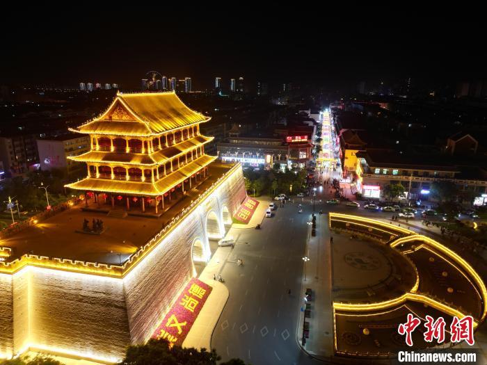 圖為武威市標(biāo)志性建筑涼州古城門燈光亮起。(無(wú)人機(jī)照片) 戴文昌 攝</p><p> 圖為武威市標(biāo)志性建筑涼州古城門燈光亮起。(無(wú)人機(jī)照片) 戴文昌 攝</p><p>