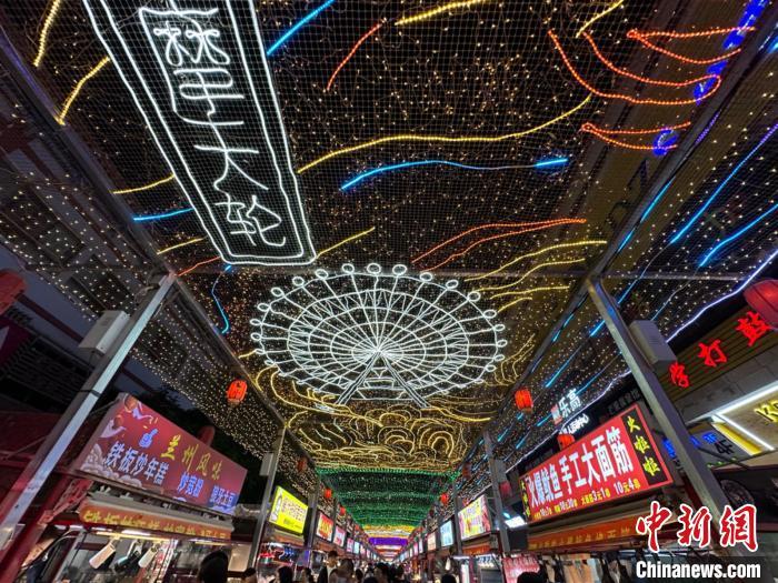 圖為明清街夜市燈光點(diǎn)亮具有武威文化元素的“摩天輪”彩燈。 戴文昌 攝</p><p> 圖為明清街夜市燈光點(diǎn)亮具有武威文化元素的“摩天輪”彩燈。 戴文昌 攝</p><p>
