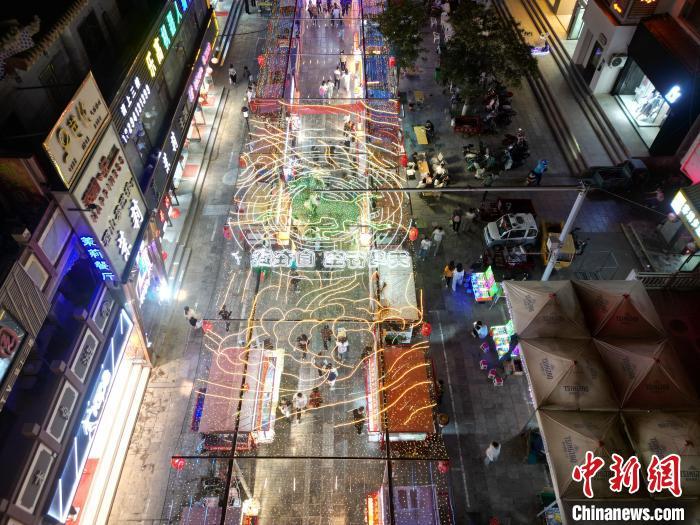 圖為明清街夜市燈光點(diǎn)亮具有武威文化元素的“銅奔馬”彩燈。(無(wú)人機(jī)照片) 戴文昌 攝</p><p> 圖為明清街夜市燈光點(diǎn)亮具有武威文化元素的“銅奔馬”彩燈。(無(wú)人機(jī)照片) 戴文昌 攝</p><p>