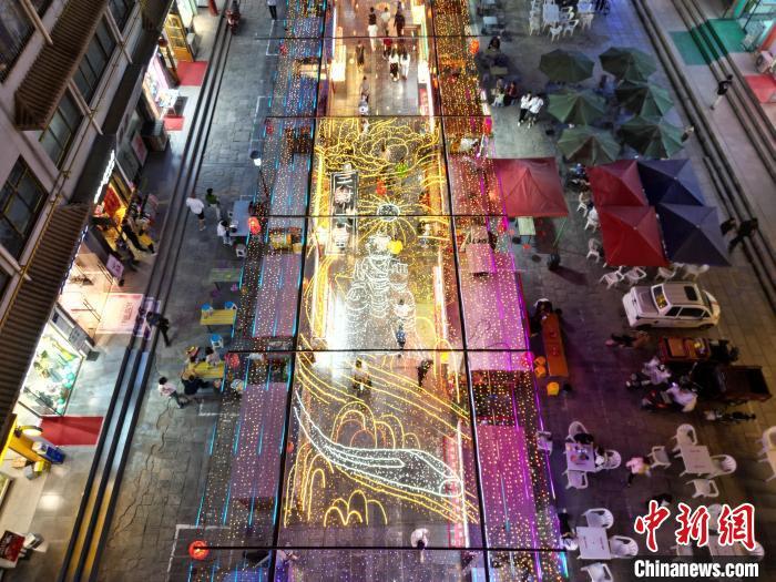 圖為明清街夜市燈光點(diǎn)亮具有武威文化元素的“天梯山石窟”彩燈。(無(wú)人機(jī)照片) 戴文昌 攝</p><p> 圖為明清街夜市燈光點(diǎn)亮具有武威文化元素的“天梯山石窟”彩燈。(無(wú)人機(jī)照片) 戴文昌 攝</p><p>