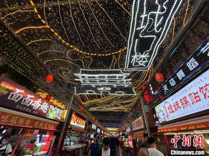 圖為明清街夜市燈光點(diǎn)亮具有武威文化元素的“涼州古城門”彩燈。 戴文昌 攝</p><p> 圖為明清街夜市燈光點(diǎn)亮具有武威文化元素的“涼州古城門”彩燈。 戴文昌 攝</p><p>