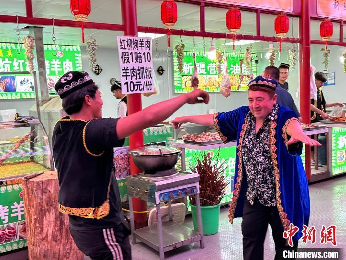 圖為餐飲經(jīng)營(yíng)者在“西涼不夜城”跳起舞蹈引客。 戴文昌 攝</p><p> 圖為餐飲經(jīng)營(yíng)者在“西涼不夜城”跳起舞蹈引客。 戴文昌 攝</p><p>