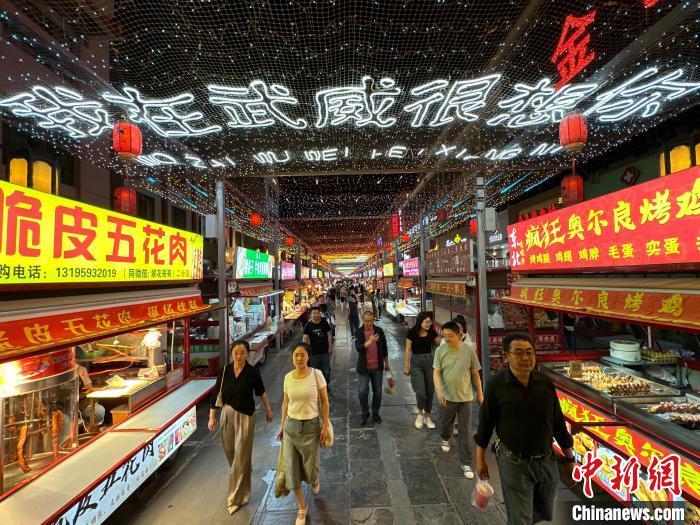 圖為明清街夜市燈光點(diǎn)亮“我在武威很想你”。 戴文昌 攝</p><p> 圖為明清街夜市燈光點(diǎn)亮“我在武威很想你”。 戴文昌 攝</p><p>