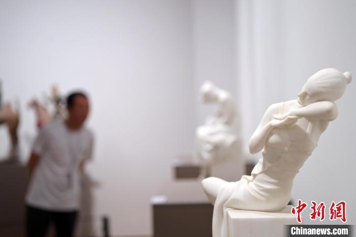 5月21日,在“絲路印跡”雕塑藝術(shù)作品展展出的作品《綺羅香·香》。九美旦增 攝</p>
<p> 5月21日,在“絲路印跡”雕塑藝術(shù)作品展展出的作品《綺羅香·香》。九美旦增 攝</p>
<p>