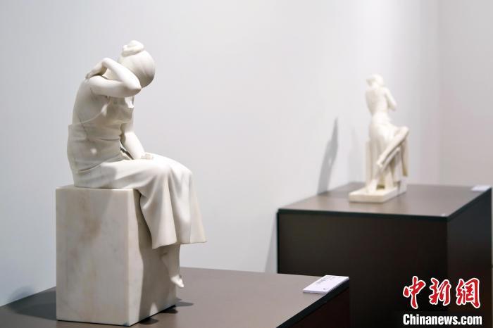 5月21日,在“絲路印跡”雕塑藝術(shù)作品展展出的雕塑作品《聲聲慢·艾艾》。九美旦增 攝</p>
<p> 5月21日,在“絲路印跡”雕塑藝術(shù)作品展展出的雕塑作品《聲聲慢·艾艾》。九美旦增 攝</p>
<p>
