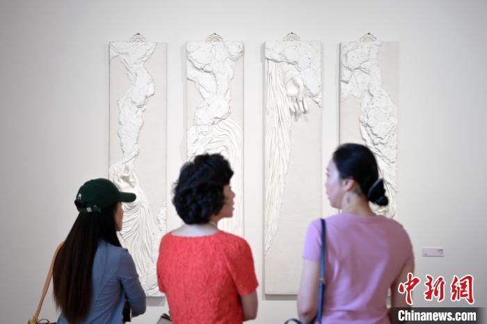 5月21日,觀眾參觀在“絲路印跡”雕塑藝術(shù)作品展展出的作品《無相》。九美旦增 攝</p>
<p> 5月21日,觀眾參觀在“絲路印跡”雕塑藝術(shù)作品展展出的作品《無相》。九美旦增 攝</p>
<p>