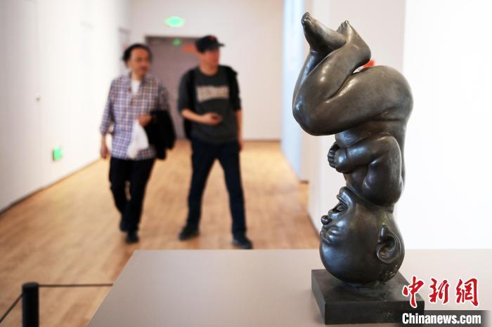 5月21日,觀眾參觀“絲路印跡”雕塑藝術(shù)作品展展出的雕塑作品。九美旦增 攝</p>
<p> 5月21日,觀眾參觀“絲路印跡”雕塑藝術(shù)作品展展出的雕塑作品。九美旦增 攝</p>
<p>