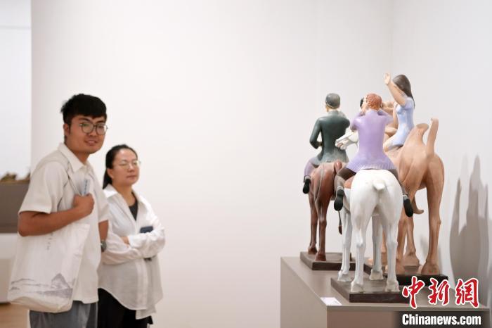 5月21日,觀眾參觀在“絲路印跡”雕塑藝術(shù)作品展展出的雕塑作品《絲路話語》。九美旦增 攝</p>
<p> 5月21日,觀眾參觀在“絲路印跡”雕塑藝術(shù)作品展展出的雕塑作品《絲路話語》。九美旦增 攝</p>
<p>