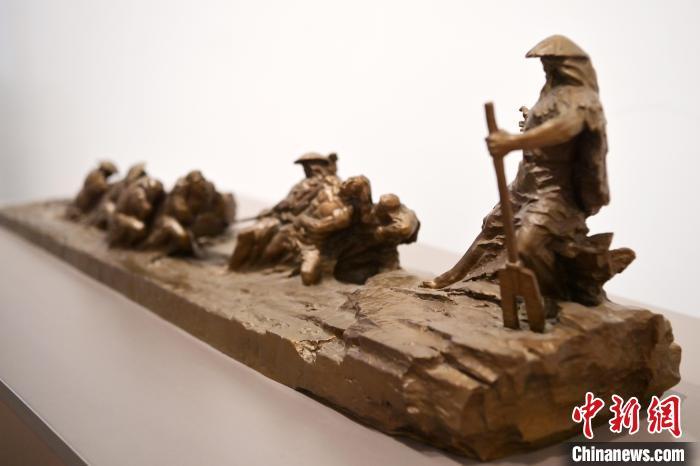 5月21日,在“絲路印跡”雕塑藝術(shù)作品展展出的作品《治水為民·禹德九州》。九美旦增 攝</p>
<p> 5月21日,在“絲路印跡”雕塑藝術(shù)作品展展出的作品《治水為民·禹德九州》。九美旦增 攝</p>
<p>