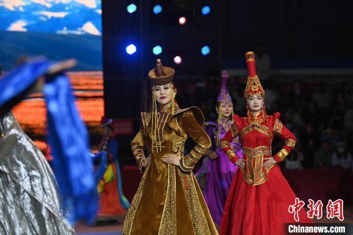 圖為開幕式現(xiàn)場蒙古族服飾秀。李亞龍 攝</p>
<p> 圖為開幕式現(xiàn)場蒙古族服飾秀。李亞龍 攝</p>
<p>