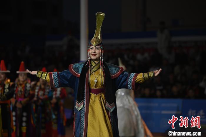 圖為開幕式現(xiàn)場蒙古族服飾秀。李亞龍 攝 圖為開幕式現(xiàn)場蒙古族服飾秀。李亞龍 攝