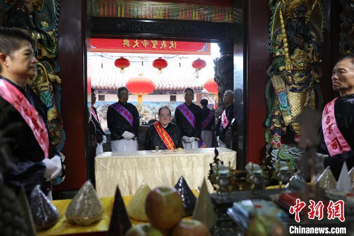 6月21日，“2024(甲辰年)兩岸共祭人文始祖伏羲典禮”在臺灣新北舉行。擔任主祭官的先嗇宮董事長、中國國民黨前秘書長李乾龍(中)出席典禮并擔任主祭官。中新社記者 張曉曦 攝