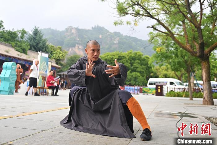 7月14日，甘肅省平涼市崆峒山景區內，嵩山少林弟子展示武藝。7月13日至14日，“2024年北京體育大學第十五屆國際武術比賽交流大會暨首屆崆峒山國際武術大會”舉行，大會也在崆峒山景區進行問道崆峒、武術高級研修班、崆峒拜師等系列活動。中新社記者 李亞龍 攝</p>
<p>
