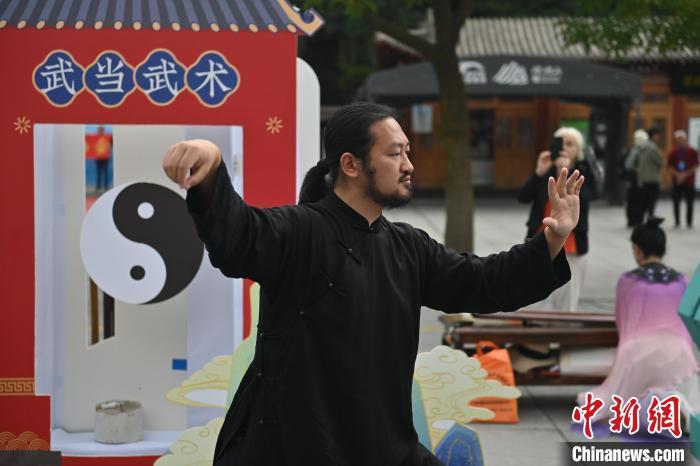 7月14日，甘肅省平涼市崆峒山景區內，武當玄武派傳承人展示武當武術。7月13日至14日，“2024年北京體育大學第十五屆國際武術比賽交流大會暨首屆崆峒山國際武術大會”舉行，大會也在崆峒山景區進行問道崆峒、武術高級研修班、崆峒拜師等系列活動。中新社記者 李亞龍 攝</p>
<p>