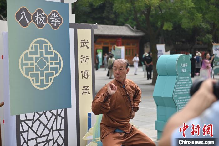 7月14日，甘肅省平涼市崆峒山景區內，八極拳傳承人展示八極拳。7月13日至14日，“2024年北京體育大學第十五屆國際武術比賽交流大會暨首屆崆峒山國際武術大會”舉行，大會也在崆峒山景區進行問道崆峒、武術高級研修班、崆峒拜師等系列活動。中新社記者 李亞龍 攝</p>
<p>