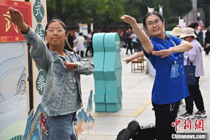 7月14日，甘肅省平涼市崆峒山景區內，霍氏練手拳傳承人、霍元甲玄孫女霍靜虹(右)教授武術愛好者霍氏練手拳。7月13日至14日，“2024年北京體育大學第十五屆國際武術比賽交流大會暨首屆崆峒山國際武術大會”舉行，大會也在崆峒山景區進行問道崆峒、武術高級研修班、崆峒拜師等系列活動。中新社記者 李亞龍 攝</p>
<p>
