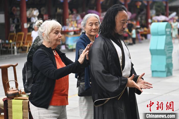7月14日，甘肅省平涼市崆峒山景區內，外籍武術愛好者感受青城武術。7月13日至14日，“2024年北京體育大學第十五屆國際武術比賽交流大會暨首屆崆峒山國際武術大會”舉行，大會也在崆峒山景區進行問道崆峒、武術高級研修班、崆峒拜師等系列活動。中新社記者 李亞龍 攝</p>
<p>