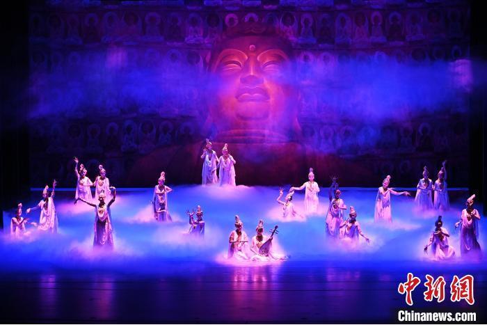 7月18日晚,中國(guó)經(jīng)典舞劇《絲路花雨》在甘肅蘭州黃河劇院進(jìn)行演出。中國(guó)經(jīng)典舞劇《絲路花雨》迎來(lái)45周年,7月17日-8月4日在蘭州開啟為期多天的駐場(chǎng)演出。該舞劇取材于敦煌莫高窟壁畫,集中國(guó)霓裳羽衣舞、敦煌舞、印度舞、黑巾舞、波斯馬鈴舞等于一身,自1979年演出至今,該劇先后在40多個(gè)國(guó)家和地區(qū)演出近4000場(chǎng),觀眾550多萬(wàn)人次。中新社記者 李亞龍 攝</p>
<p> 7月18日晚,中國(guó)經(jīng)典舞劇《絲路花雨》在甘肅蘭州黃河劇院進(jìn)行演出。中國(guó)經(jīng)典舞劇《絲路花雨》迎來(lái)45周年,7月17日-8月4日在蘭州開啟為期多天的駐場(chǎng)演出。該舞劇取材于敦煌莫高窟壁畫,集中國(guó)霓裳羽衣舞、敦煌舞、印度舞、黑巾舞、波斯馬鈴舞等于一身,自1979年演出至今,該劇先后在40多個(gè)國(guó)家和地區(qū)演出近4000場(chǎng),觀眾550多萬(wàn)人次。中新社記者 李亞龍 攝</p>
<p>