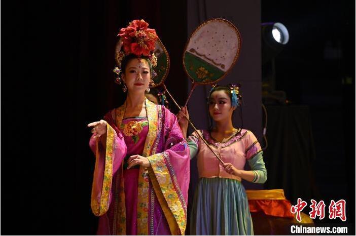 7月18日晚,中國(guó)經(jīng)典舞劇《絲路花雨》在甘肅蘭州黃河劇院進(jìn)行演出。中國(guó)經(jīng)典舞劇《絲路花雨》迎來(lái)45周年,7月17日-8月4日在蘭州開啟為期多天的駐場(chǎng)演出。該舞劇取材于敦煌莫高窟壁畫,集中國(guó)霓裳羽衣舞、敦煌舞、印度舞、黑巾舞、波斯馬鈴舞等于一身,自1979年演出至今,該劇先后在40多個(gè)國(guó)家和地區(qū)演出近4000場(chǎng),觀眾550多萬(wàn)人次。中新社記者 李亞龍 攝</p>
<p> 7月18日晚,中國(guó)經(jīng)典舞劇《絲路花雨》在甘肅蘭州黃河劇院進(jìn)行演出。中國(guó)經(jīng)典舞劇《絲路花雨》迎來(lái)45周年,7月17日-8月4日在蘭州開啟為期多天的駐場(chǎng)演出。該舞劇取材于敦煌莫高窟壁畫,集中國(guó)霓裳羽衣舞、敦煌舞、印度舞、黑巾舞、波斯馬鈴舞等于一身,自1979年演出至今,該劇先后在40多個(gè)國(guó)家和地區(qū)演出近4000場(chǎng),觀眾550多萬(wàn)人次。中新社記者 李亞龍 攝</p>
<p>