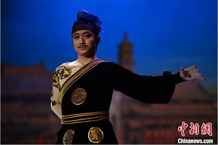 7月18日晚,中國(guó)經(jīng)典舞劇《絲路花雨》在甘肅蘭州黃河劇院進(jìn)行演出。中國(guó)經(jīng)典舞劇《絲路花雨》迎來(lái)45周年,7月17日-8月4日在蘭州開啟為期多天的駐場(chǎng)演出。該舞劇取材于敦煌莫高窟壁畫,集中國(guó)霓裳羽衣舞、敦煌舞、印度舞、黑巾舞、波斯馬鈴舞等于一身,自1979年演出至今,該劇先后在40多個(gè)國(guó)家和地區(qū)演出近4000場(chǎng),觀眾550多萬(wàn)人次。中新社記者 李亞龍 攝 7月18日晚,中國(guó)經(jīng)典舞劇《絲路花雨》在甘肅蘭州黃河劇院進(jìn)行演出。中國(guó)經(jīng)典舞劇《絲路花雨》迎來(lái)45周年,7月17日-8月4日在蘭州開啟為期多天的駐場(chǎng)演出。該舞劇取材于敦煌莫高窟壁畫,集中國(guó)霓裳羽衣舞、敦煌舞、印度舞、黑巾舞、波斯馬鈴舞等于一身,自1979年演出至今,該劇先后在40多個(gè)國(guó)家和地區(qū)演出近4000場(chǎng),觀眾550多萬(wàn)人次。中新社記者 李亞龍 攝