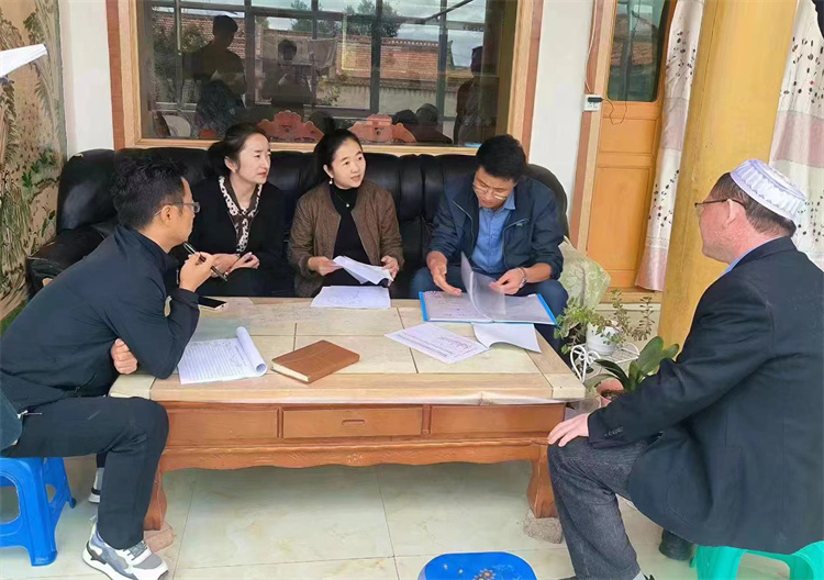 臨潭縣卓洛鄉紀委工作人員在下園子村農戶家中了解在發放大病救助補助資金中是否存在落實不及時、不到位等作風方面的問題。.jpg