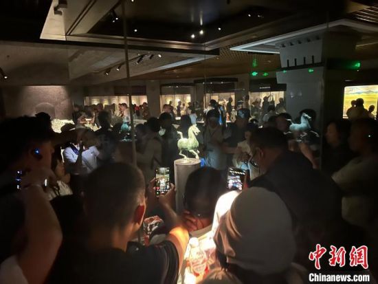 8月17日至23日,“濃濃民族情 兩岸一家親”臺灣同胞參訪團甘肅行交流活動在甘肅展開。圖為臺胞參觀甘肅省博物館。中新社記者 閆姣 攝 8月17日至23日,“濃濃民族情 兩岸一家親”臺灣同胞參訪團甘肅行交流活動在甘肅展開。圖為臺胞參觀甘肅省博物館。中新社記者 閆姣 攝