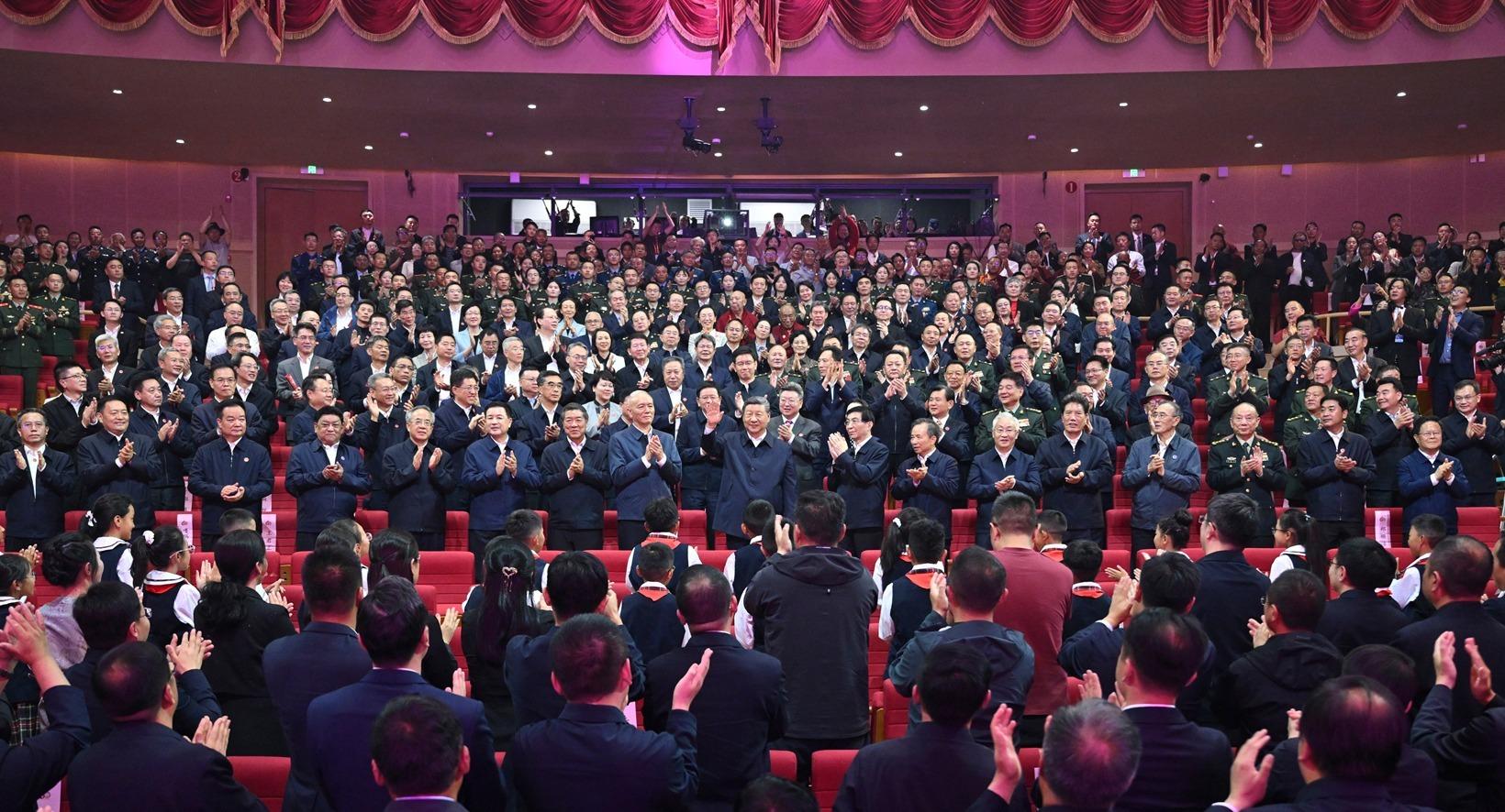 習近平觀看慶祝西藏自治區(qū)成立60周年文藝晚會《雪域歡歌》